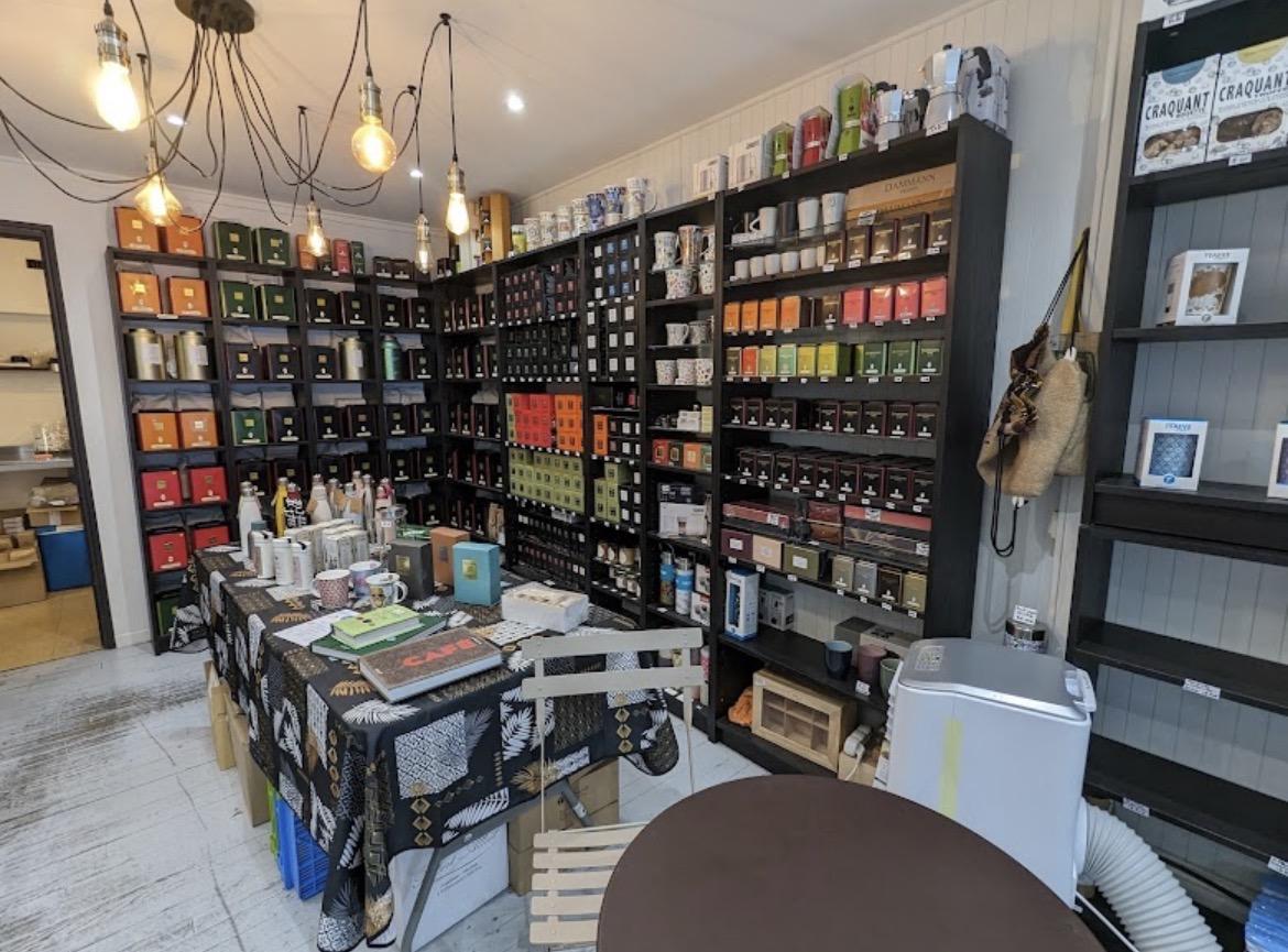 Intérieur de la boutique du Conservatoire du Café à Viroflay, étagères de thés et de cafés