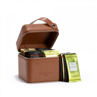 Le coffret escape sous forme de valisette de voyage en cimili cuirs.  Elle contient un bel assortiment de 32 thés en sachet cristal suremballé. Pratique et élégante, elle vous permet d'emmener vos thés avec vous partout et tout le temps. 